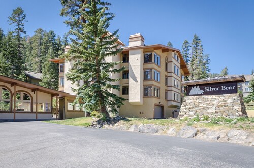 Modern & Expansive, Private Laundry, Pool On-site. Near Bike & Walking Trails