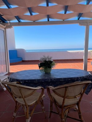 Outdoor dining - Two-room apartment, large terrace, sea front (Camellia) (Anzio)