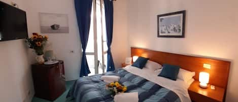 1 bedroom, bed sheets
