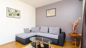Leilighet (Two Bedroom Apartment) | Oppholdsrom | Flatskjerm-TV