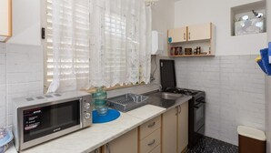 Leilighet (Two Bedroom Apartment) | Eget kjøkken | Kaffetrakter/tekoker, kjøleskap, mikrobølgeovn og kokeplater