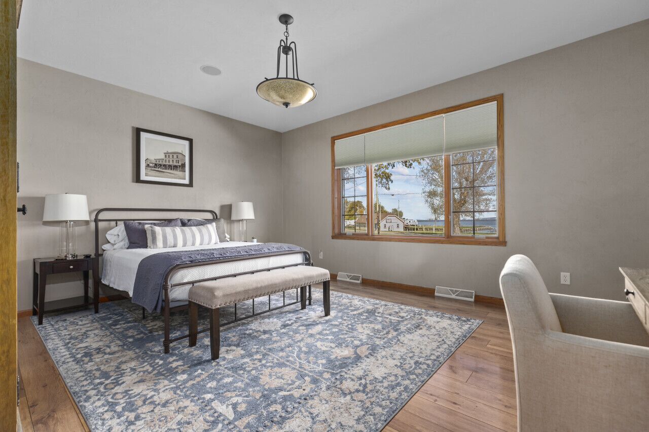 3 bedrooms, desk, iron/ironing board, travel crib