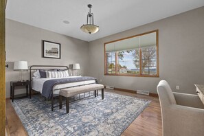 3 bedrooms, desk, iron/ironing board, travel crib - Beautiful home on Lake Winnebago (Oshkosh)