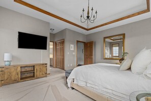 3 habitaciones, escritorio y tabla de planchar con plancha 