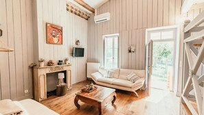 Un salon chaleureux avec une cheminée, un canapé et une table basse.
