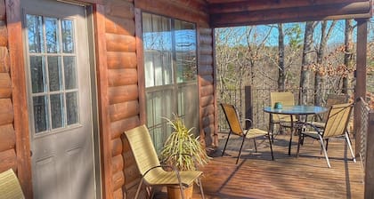 Foxcroft Buffalo River Log Cabin: Cozy & Secluded w Mountain View 3 min to BNR