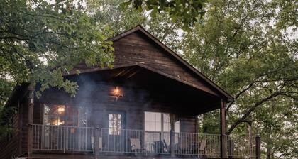 Foxcroft Buffalo River Log Cabin: Cozy & Secluded w Mountain View 3 min to BNR