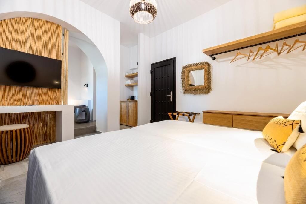 Standard Room, Sea View | Hypo-allergenic bedding available, in-room safe, desk, soundproofing