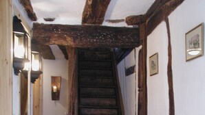 A narrow hallway with a wooden staircase leading to a landing. - Rosenhäuschen Nostalgie 4-star vacation home (Kirnsulzbach)
