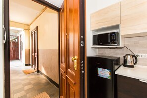 Refrigerador con freezer, microondas, horno, placa de cocina