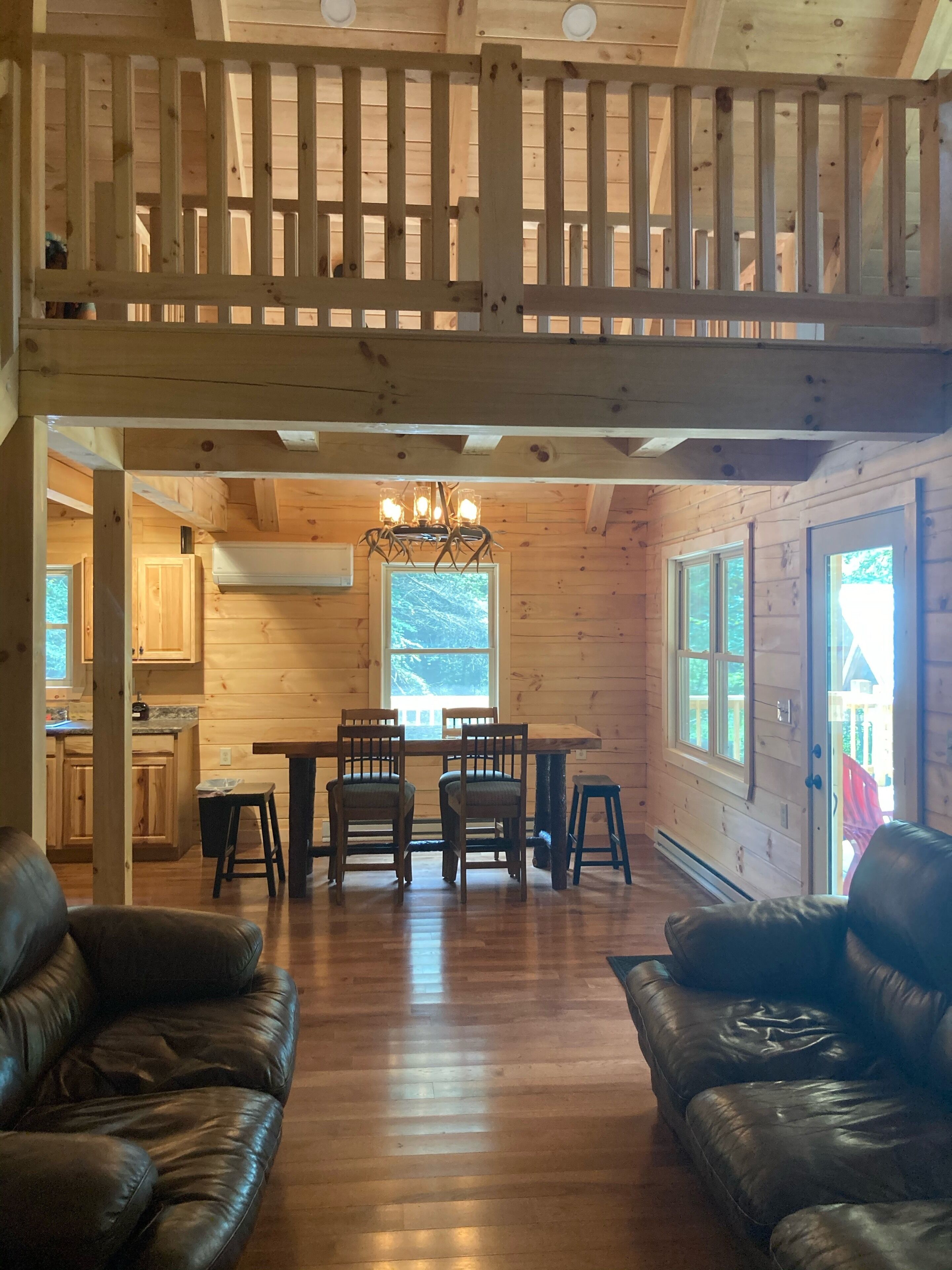 Smart-tv, een open haard en een dvd-speler