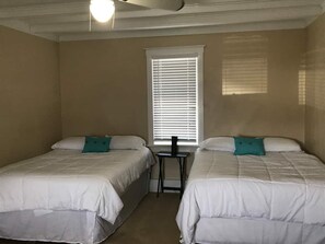 4 habitaciones, tabla de planchar con plancha, wifi y ropa de cama 