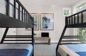 6 bedrooms, desk, iron/ironing board, free WiFi