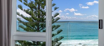 Magnificent Malua Views | Walk to Beach, WiFi