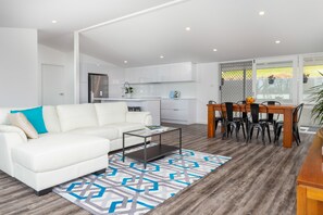 TV, stereo, offices - Walk to Beach, Ocean Views & WiFi | Magnificent Malua Views (Malua Bay)