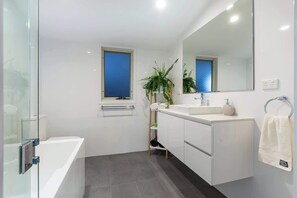 Baignoire, sèche-cheveux, serviettes fournies