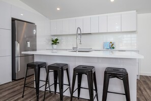 Kjøleskap, mikrobølgeovn, ovn og kokeplater