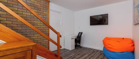 4 bedrooms, desk, iron/ironing board, free WiFi