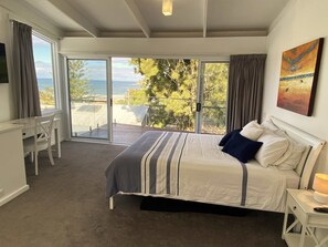 4 bedrooms, desk, iron/ironing board, WiFi - Walk to Beach, Ocean Views & WiFi | Magnificent Malua Views (Malua Bay)