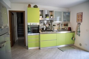 Frigorífico, horno, lavavajillas y mesa de comedor