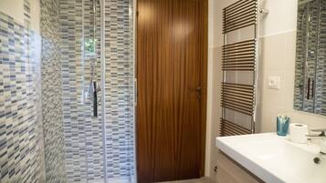 Dusche, Bidet, Handtücher