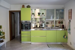 Fridge, oven, dishwasher, dining tables - N228 - Numana, renovated four-room apartment with garden (Numana)