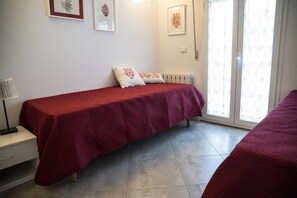 3 bedrooms, bed sheets - N228 - Numana, renovated four-room apartment with garden (Numana)