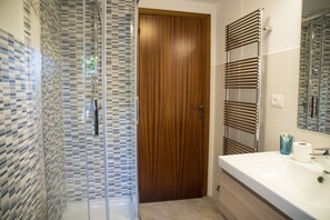 Shower, bidet, towels - N228 - Numana, renovated four-room apartment with garden (Numana)