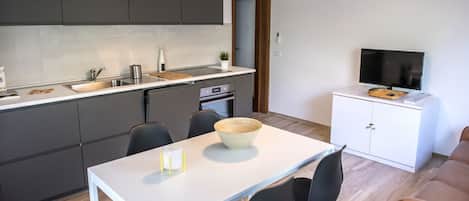 Kühlschrank, Ofen, Geschirrspüler, Esstisch