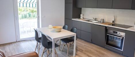 冷蔵庫、オーブン、食器洗い機、ダイニングテーブル