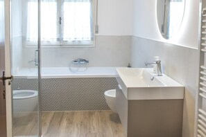 Bathtub, bidet, towels - N230 - Numana, brand new three-room apartment with garden (Numana)