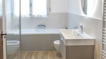 Vasca, bidet, asciugamani