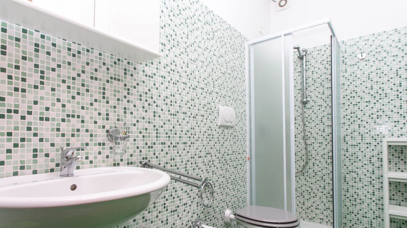 Shower, bidet, towels