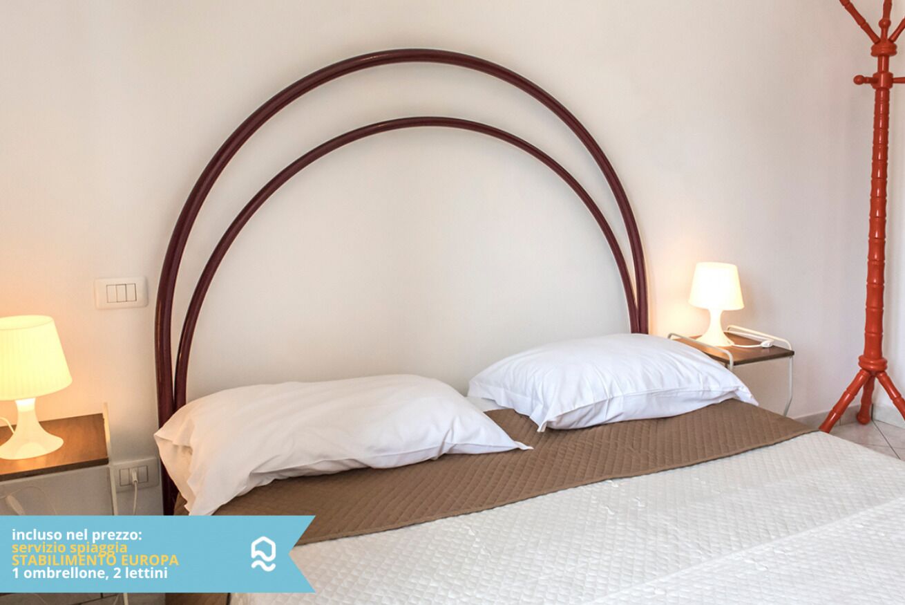 1 bedroom, bed sheets