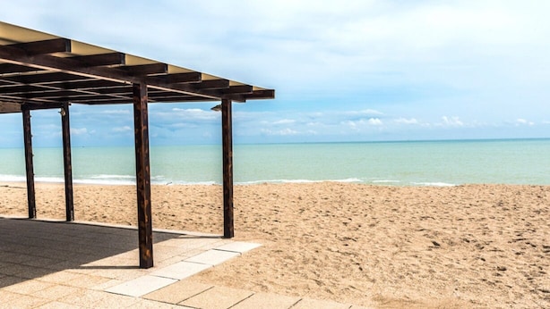 A beach with a wooden pergola structure. - RS315 - Marcelli, two-room apartment in a seafront residence (Marcelli)