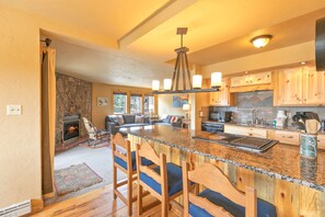 Réfrigérateur, micro-ondes, plaque de cuisson, lave-vaisselle