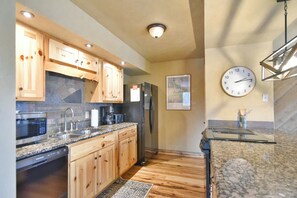 Geladeira, micro-ondas, cooktop, lava-louças