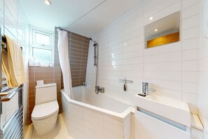 Combined shower/bathtub, hair dryer, soap - Amazing 1 Bed Flat 5 min to Edgware Road Station (London)