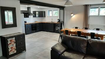 Télévision, lecteur de DVD, livres, vidéothèque