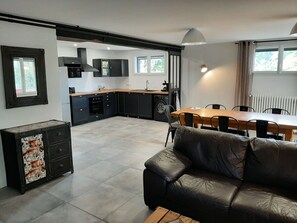 تلفزيون، مشغل دي في دي، كُتُب، مكتبة فيديو