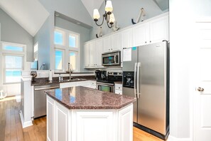 ثلاجة، ميكروويف، فرن، موقد طهي مسطح