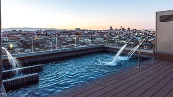 Außenpool (je nach Saison geöffnet), Liegestühle