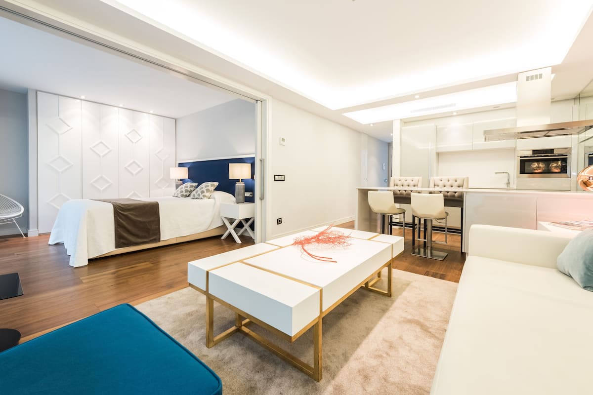 1 habitación, caja de seguridad en la habitación y escritorio