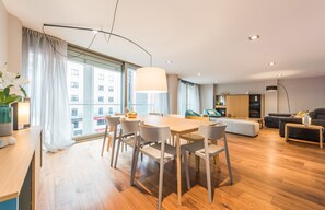 Apartamento grand, 3 quartos | Sala de jantar