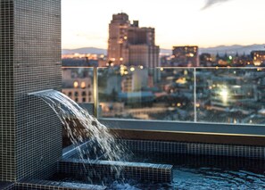 Una piscina al aire libre de temporada (de 12:00 a 20:00), tumbonas
