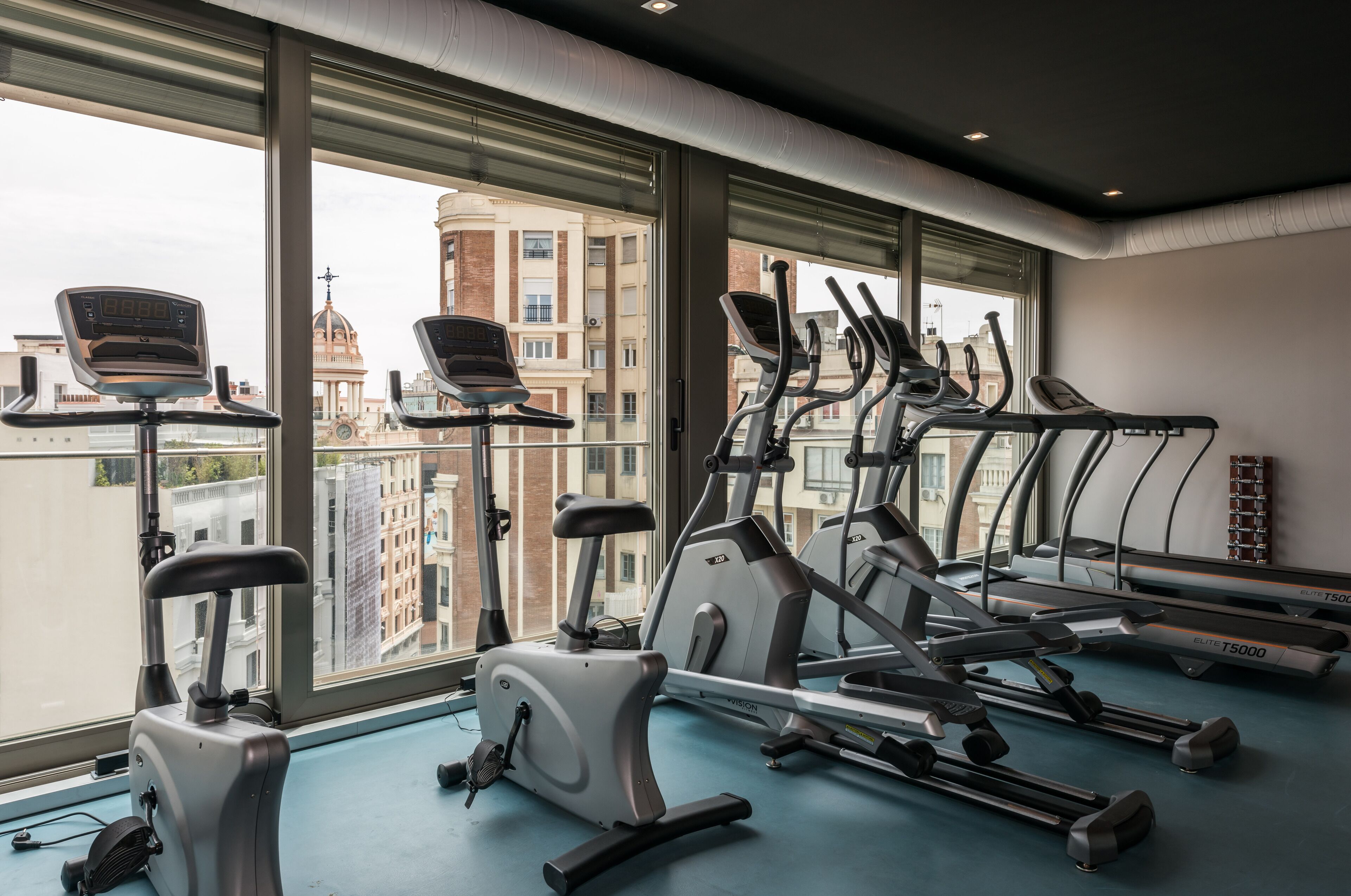 Una palestra con macchinari cardio, tapis roulant e vogatore.