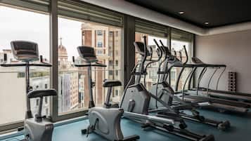 Una palestra con macchinari cardio, tapis roulant e vogatore.