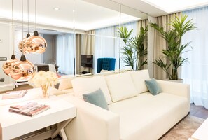 Comfort Apartment, 1 Bedroom | Ruang tamu | 37 inci televisyen skrin rata dengan kabel, TV 