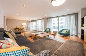 Leilighet – grand, 3 soverom | Oppholdsområde | En 37-tommers Flatskjerm-TV med kabel-kanaler samt TV