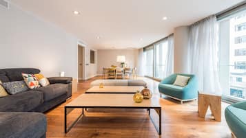 Grand Apartment, 3 Bedrooms | Living room